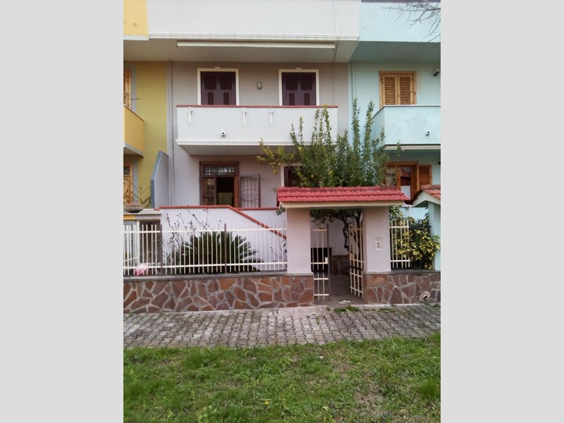 Villetta a schiera in Vendita a Avella, zona semicentrale, 195'000€, 210 m², con Box