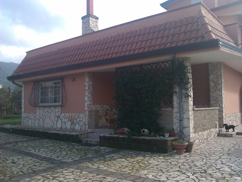 Villa in Vendita a Avella, zona Centrale, 320'000€, 250 m², con Box