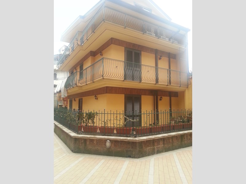Villa in Vendita a Baiano, zona Centrale, 250'000€, 200 m², con Box