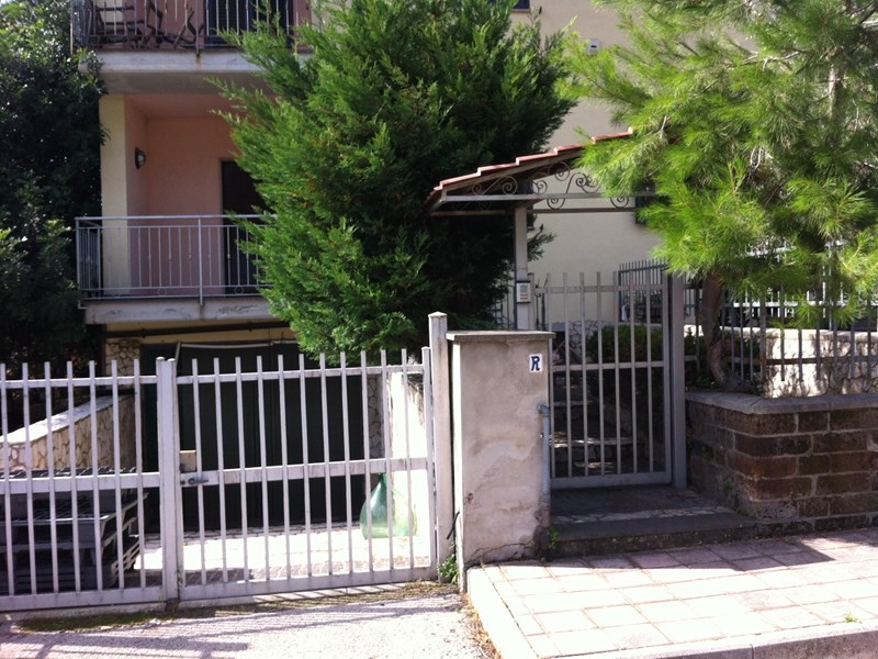 Villetta a schiera in Vendita a Sirignano, zona Centrale, 250'000€, 210 m²