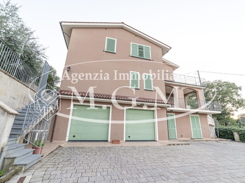 Villa in Vendita a Santa Maria a Monte, 620'000€, 270 m², con Box