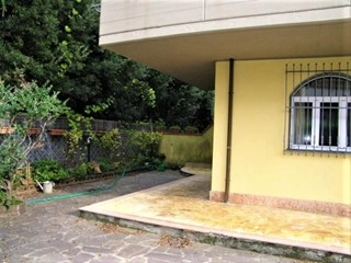 Casa Semi Indipendente in Vendita a Massa, zona Ronchi, 450'000€, 150 m²