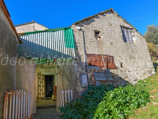 Casa Indipendente in Vendita a Quiliano, zona Roviasca, 190'000€, 255 m²