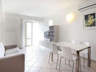 Trilocale in Affitto a Camaiore, zona Lido di Camaiore, 75 m², arredato, con Box