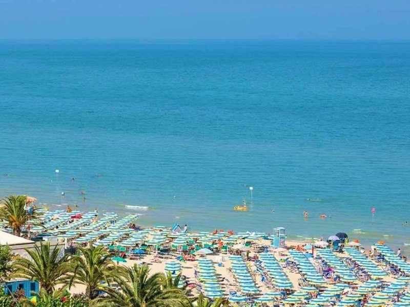 Attività commerciale in Vendita a Alba Adriatica, 1'300'000€, 765 m², arredato