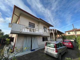 Villa in Vendita a Pietrasanta, 550'000€, 200 m²