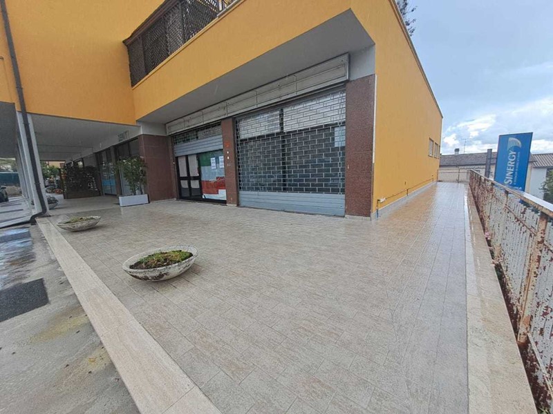 Immobile commerciale in Vendita a Amelia, 120'000€, 150 m²