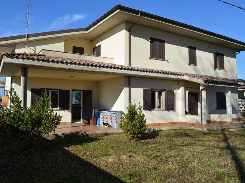 Villa in Vendita a Latina, zona Borgo Carso, 380'000€, 260 m², con Box