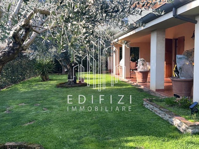 Villa in Vendita a Montignoso, zona Cervaiolo, 700'000€, 240 m², arredato