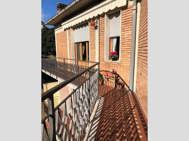 Appartamento in Vendita a Poggibonsi, 255'000€, 140 m², con Box