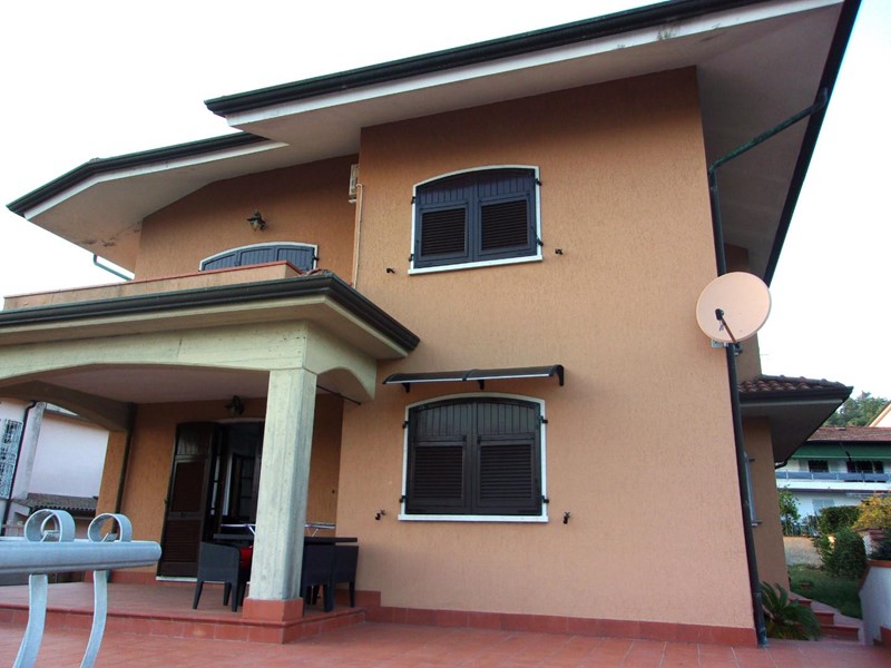 Villa in Vendita a Carrara, zona Fossone, 980'000€, 407 m², arredato, con Box