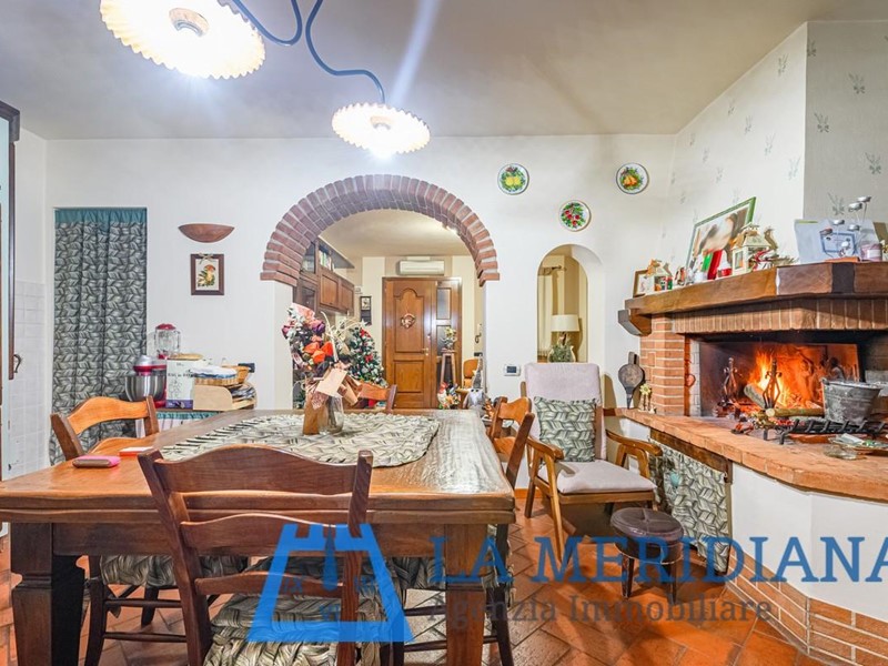 Casa Indipendente in Vendita a Larciano, 430'000€, 300 m², con Box