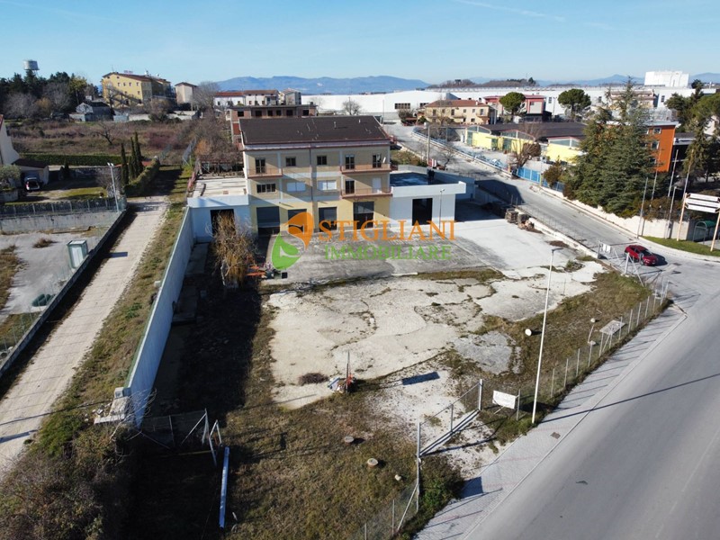 Immobile commerciale in Affitto a Campobasso, zona Colle delle Alpi, 8'000€, 800 m²