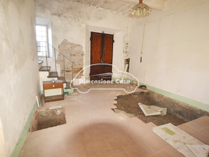 Casa Indipendente in Vendita a Lucca, zona Mugnano, 165'000€, 300 m²