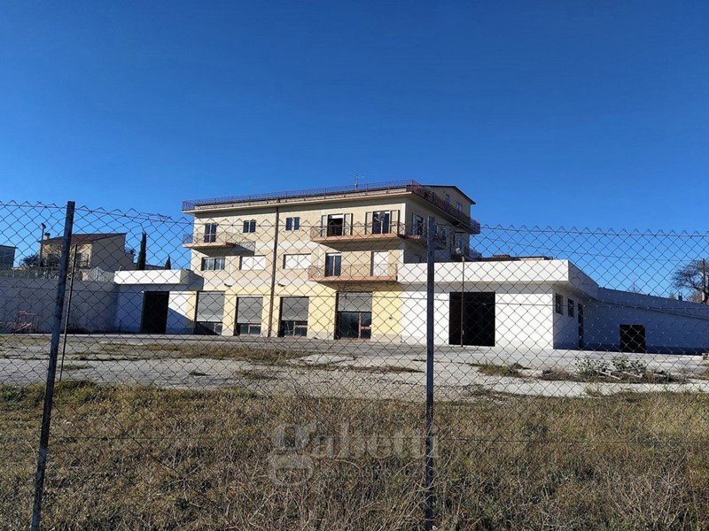 Negozio in Affitto a Campobasso, 8'000€, 822 m²