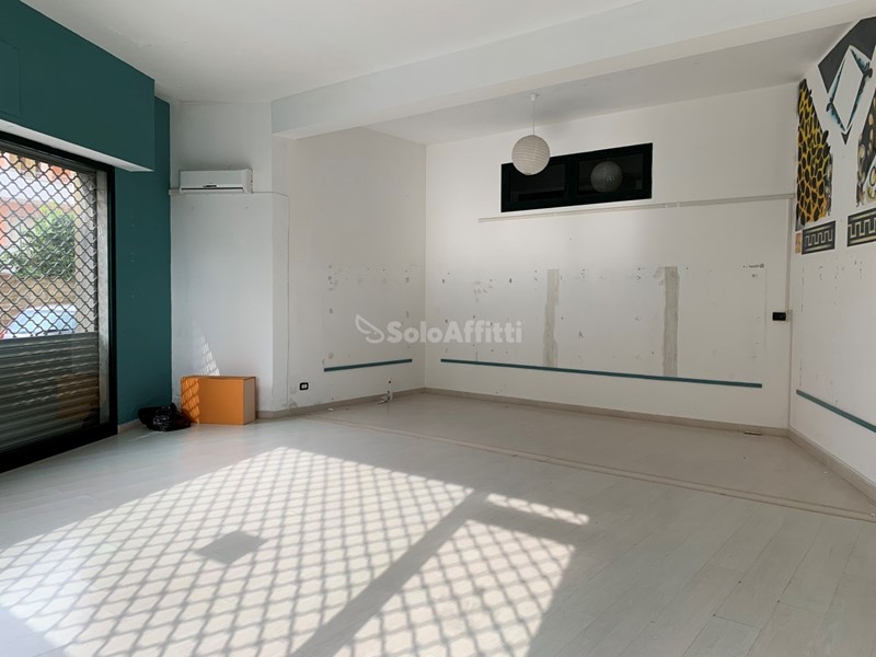 Capannone in Affitto a Catanzaro, zona Cavita, 700&euro;, 115 m²
