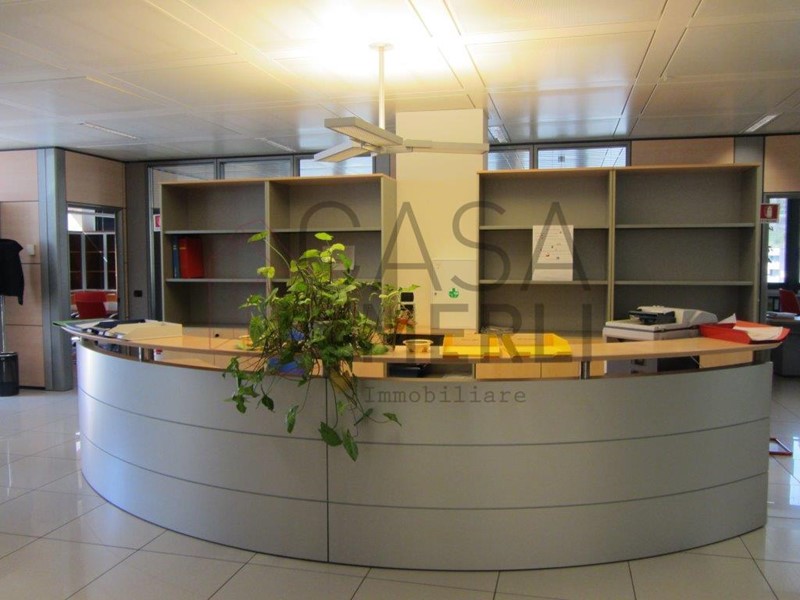 Ufficio in Vendita a Aosta, zona Regione Borgnalle, 350 m², arredato