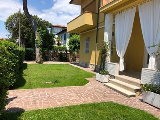 Casa Indipendente in Affitto a Pietrasanta, zona Marina di Pietrasanta, 110 m², arredato