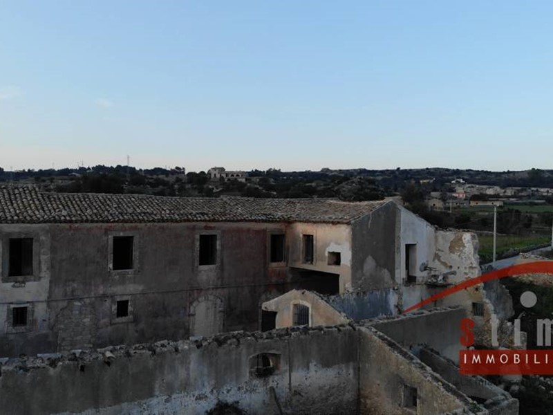 Rustico in Vendita a Siracusa, zona Tremmilia, 490'000€, 800 m²