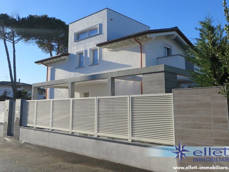 Villa in Vendita a Montignoso, zona Cinquale, 820'000€, 220 m²