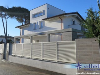 Villa in Vendita a Montignoso, zona Cinquale, 820'000€, 220 m²