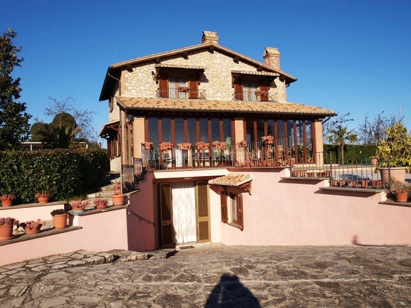 Casa Indipendente in Vendita a Porano, 500'000€, 250 m², con Box