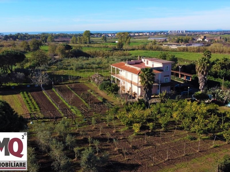 Villa in Vendita a Sessa Aurunca, 490'000€, 500 m²