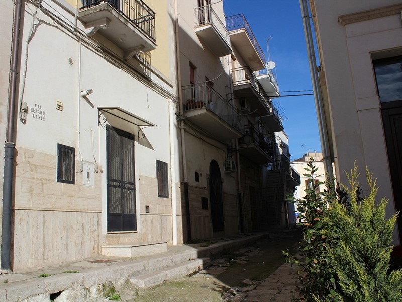 Casa Indipendente in Vendita a Canosa di Puglia, 42'000€, 65 m²