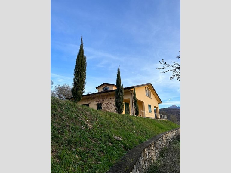 Casa Indipendente in Vendita a Fivizzano, 480'000€, 250 m², arredato, con Box