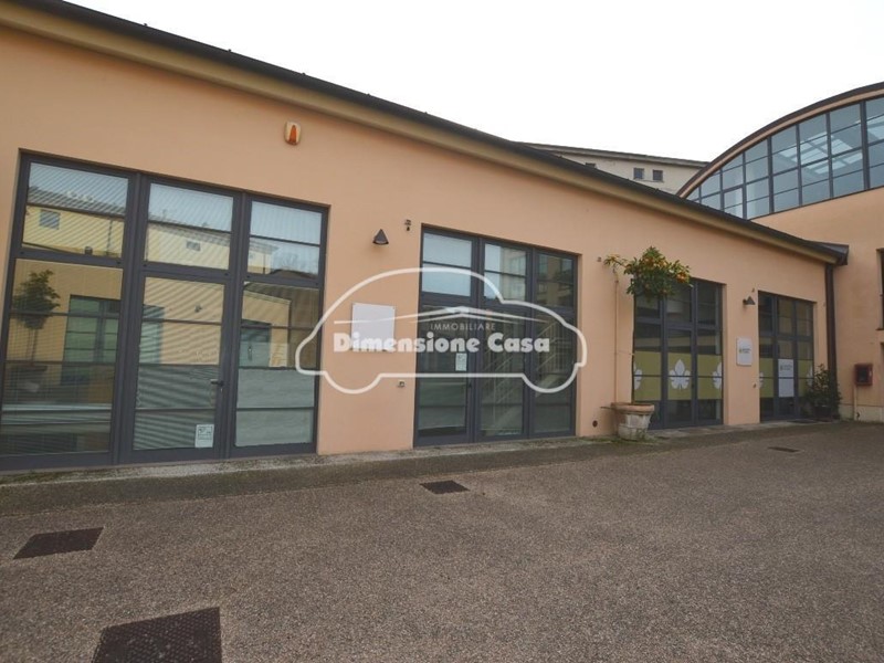 Capannone in Vendita a Lucca, zona San Concordio Contrada, 195'000€, 143 m²