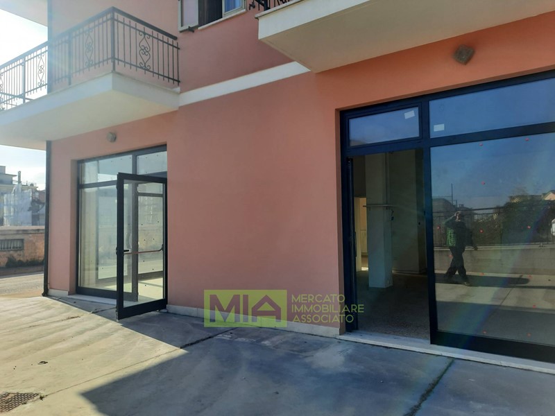 Immobile commerciale in Affitto a Altidona, zona Marina di Altidona, 750€, 100 m²