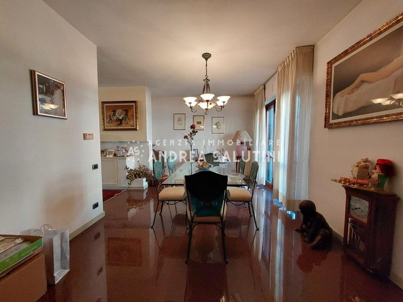 Casa Indipendente in Vendita a Pontedera, 300'000€, 240 m², arredato, con Box
