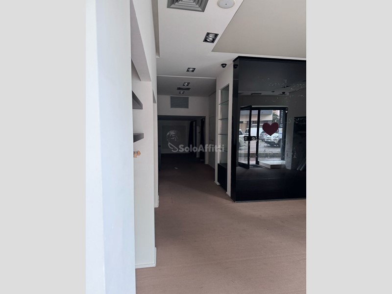 Capannone in Affitto a Pescara, zona Corso Vittorio Emanuele, 2'000€, 85 m²