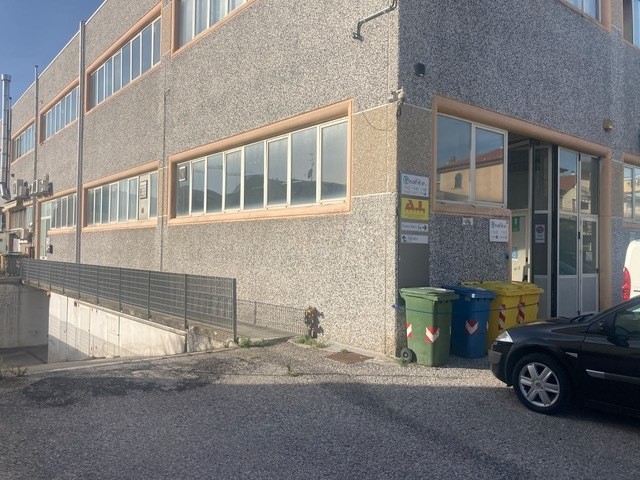 Capannone in Vendita a San Benedetto del Tronto, 230'000€, 300 m²