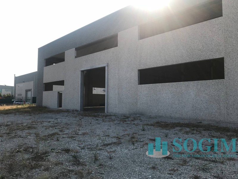 Capannone in Vendita a Carugo, 1'087'000€, 1087 m²