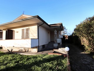 Villa in Vendita a Lucca, zona Santa Maria a Colle, 399'000€, 290 m², con Box