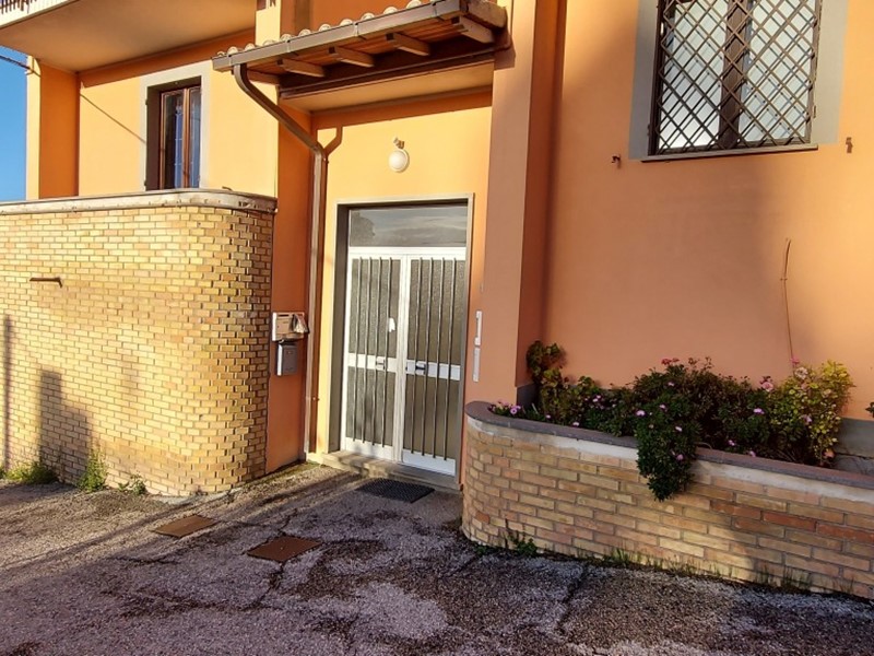 Appartamento in Vendita a Massa Martana, 138'000€, 150 m²