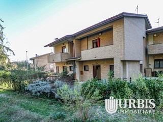 Villetta a schiera in Vendita a Assisi, zona Viole di Assisi, 180'000€, 120 m²