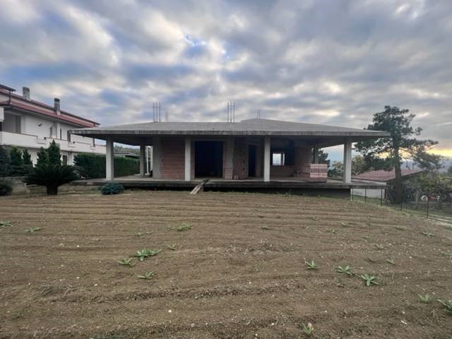 Casa Indipendente in Vendita a Rosciano, zona Villa San Giovanni, 175'000€, 380 m²