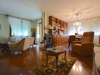 Appartamento in Vendita a Pontedera, 370'000€, 220 m², con Box