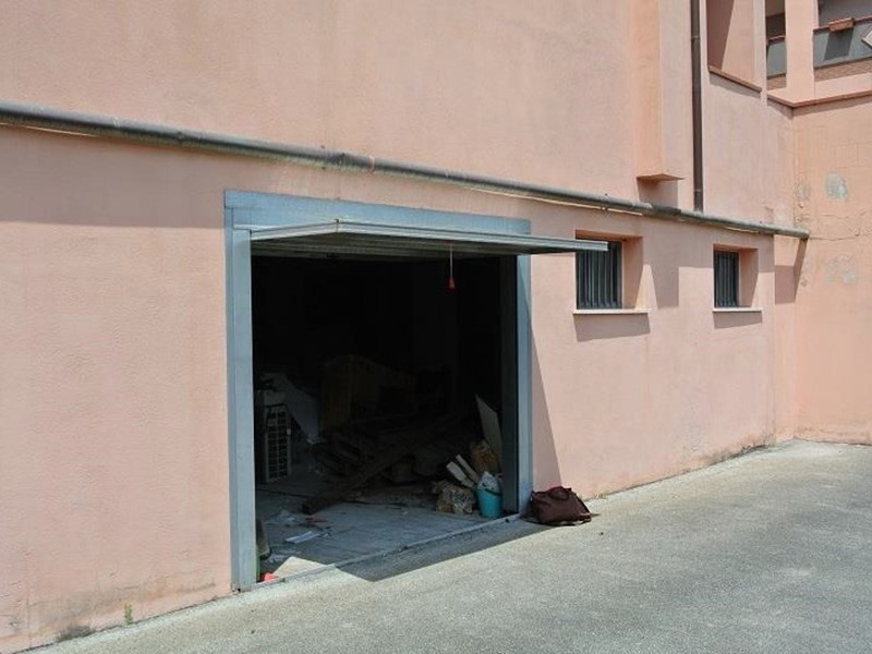 Magazzino in Affitto a Sermoneta, 500€, 130 m²