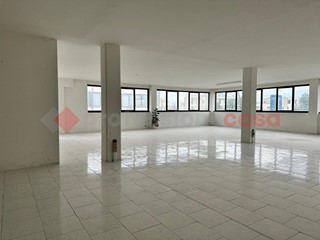 Ufficio in Affitto a Arezzo, 2'500€, 500 m²