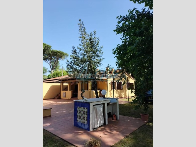 Villa bifamiliare in Vendita a Massa, zona Poveromo, 500'000€, 80 m², arredato