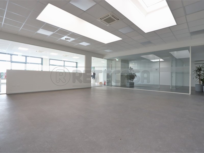 Ufficio in Affitto a Torri di Quartesolo, 800€, 292 m², arredato