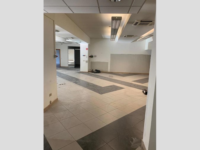 Ufficio in Affitto a Siena, 7'000€, 450 m²