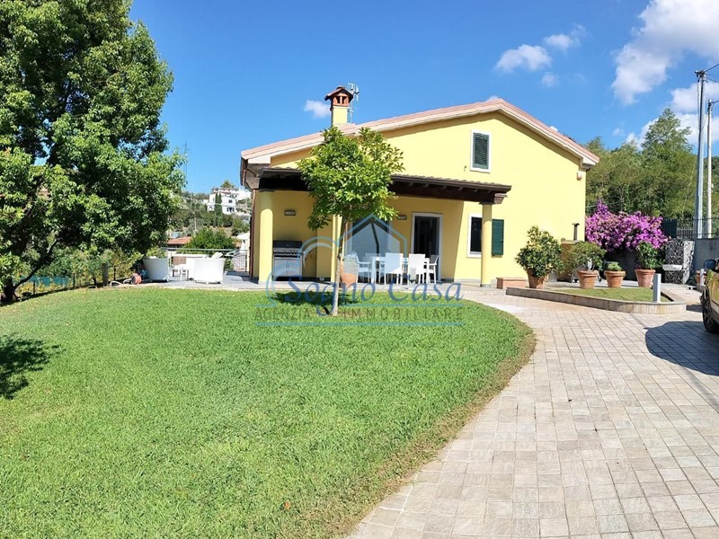 Villa bifamiliare in Vendita a Castelnuovo Magra, 680'000€, 400 m²
