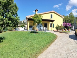 Villa bifamiliare in Vendita a Castelnuovo Magra, 680'000€, 400 m²