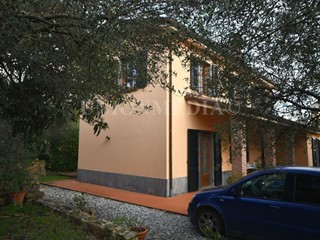 Casa Indipendente in Vendita a Fosdinovo, 900'000€, 318 m², con Box