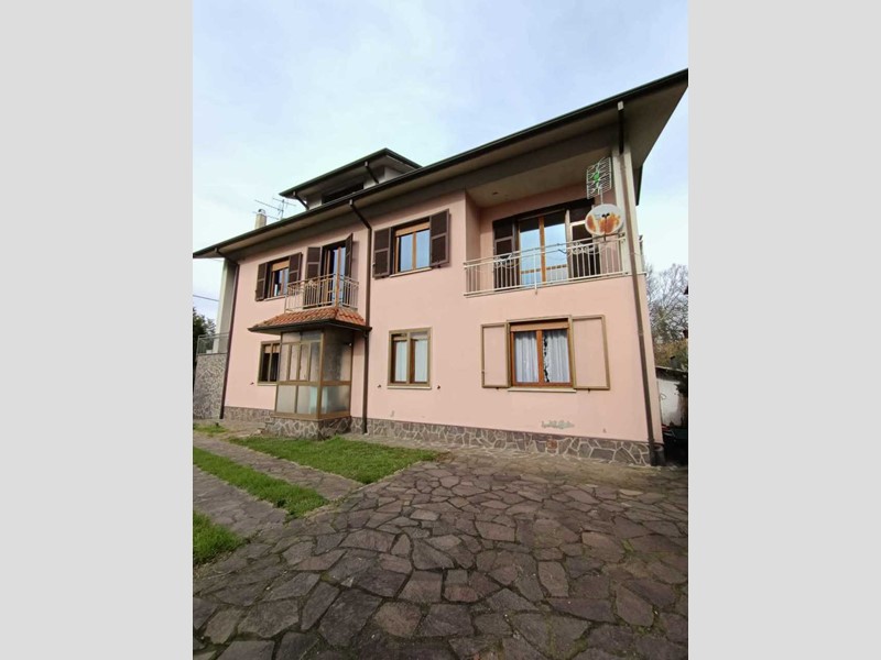 Casa Indipendente in Vendita a Licciana Nardi, 295'000€, 335 m², con Box