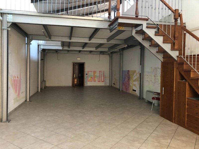 Capannone in Vendita a Siena, zona Due Ponti, 219'000€, 156 m²